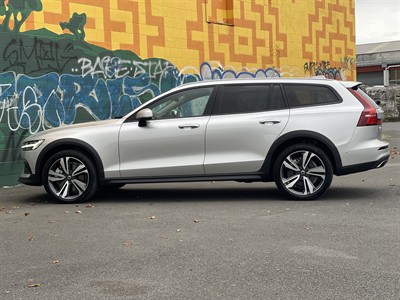 2022 Volvo V60 - Thumbnail