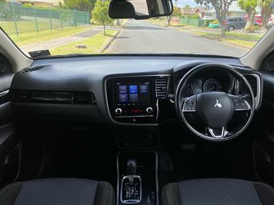 2022 Mitsubishi Outlander - Thumbnail