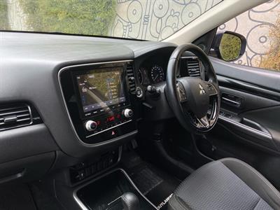 2022 Mitsubishi Outlander - Thumbnail