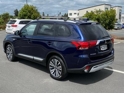 2022 Mitsubishi Outlander - Thumbnail