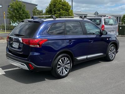 2022 Mitsubishi Outlander - Thumbnail
