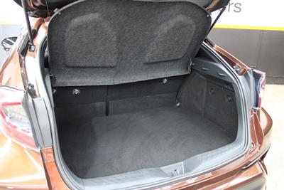 2017 Toyota C-HR - Thumbnail