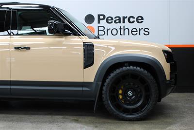 2023 Land Rover Defender - Thumbnail