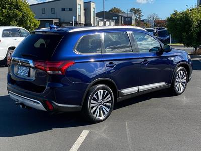 2022 Mitsubishi Outlander - Thumbnail