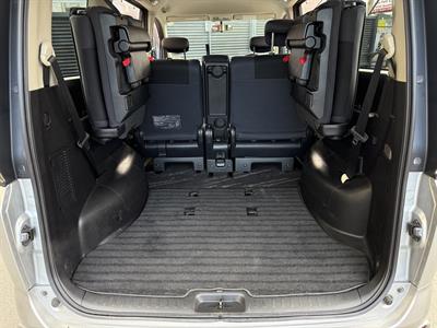 2006 Nissan Serena - Thumbnail
