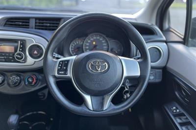 2011 Toyota YARIS - Thumbnail
