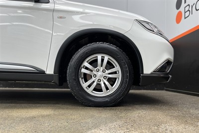 2016 Mitsubishi Outlander - Thumbnail