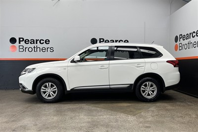 2016 Mitsubishi Outlander - Thumbnail