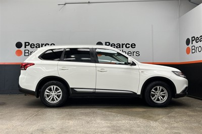 2016 Mitsubishi Outlander - Thumbnail