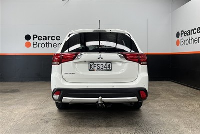 2016 Mitsubishi Outlander - Thumbnail