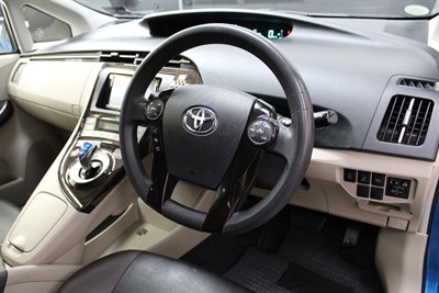 2013 Toyota PRIUS - Thumbnail