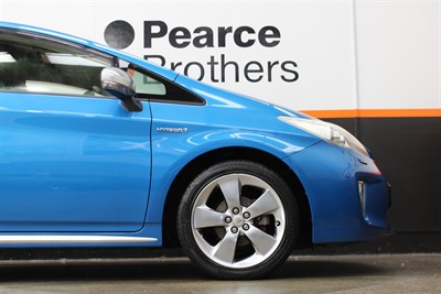 2013 Toyota PRIUS - Thumbnail
