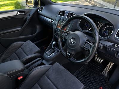 2010 Volkswagen Golf R - Thumbnail