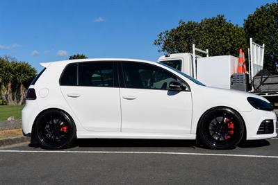 2010 Volkswagen Golf R - Thumbnail