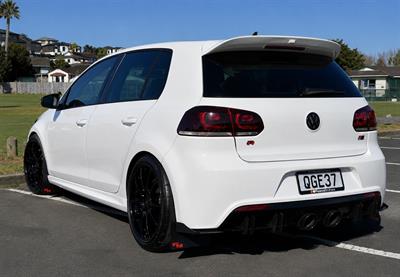 2010 Volkswagen Golf R - Thumbnail