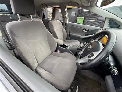 2011 Toyota PRIUS - Thumbnail
