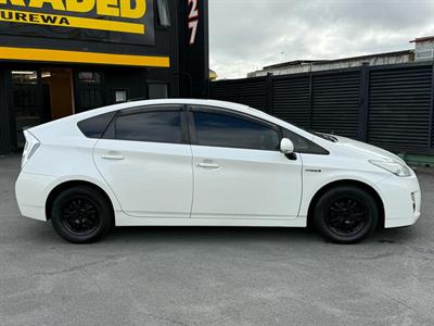 2011 Toyota PRIUS - Thumbnail