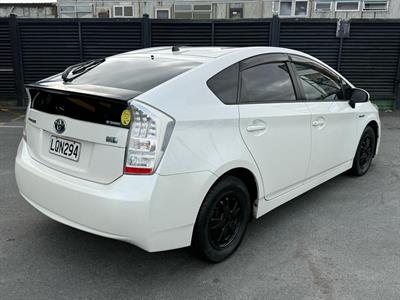 2011 Toyota PRIUS - Thumbnail