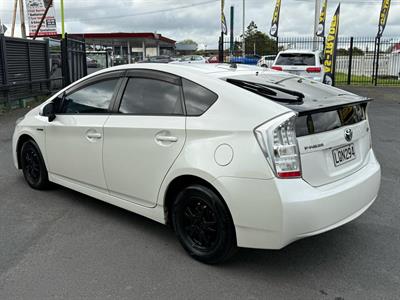 2011 Toyota PRIUS - Thumbnail