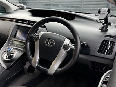 2011 Toyota PRIUS - Thumbnail