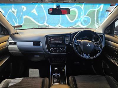2017 Mitsubishi Outlander - Thumbnail