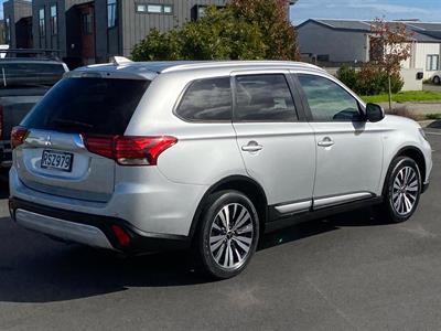 2020 Mitsubishi Outlander - Thumbnail