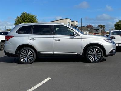 2020 Mitsubishi Outlander - Thumbnail