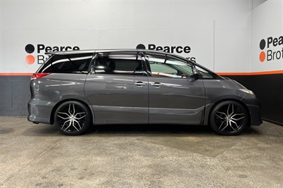 2011 Toyota Estima - Thumbnail