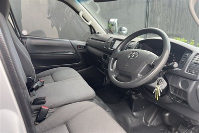 2015 Toyota Hiace - Thumbnail