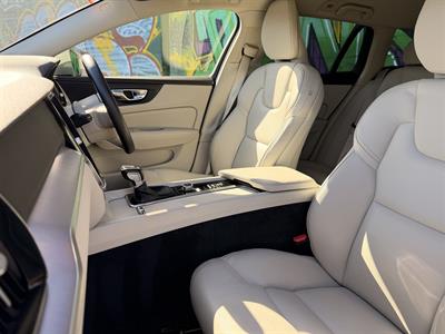 2019 Volvo V60 - Thumbnail