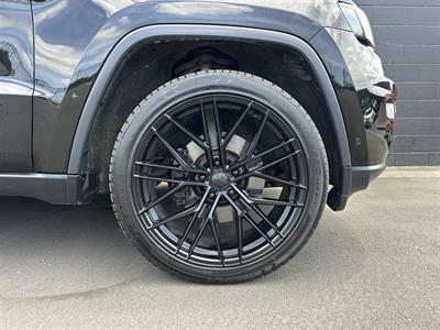 2017 Jeep Grand Cherokee - Thumbnail