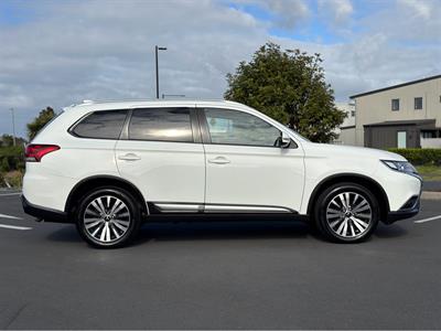 2021 Mitsubishi Outlander - Thumbnail