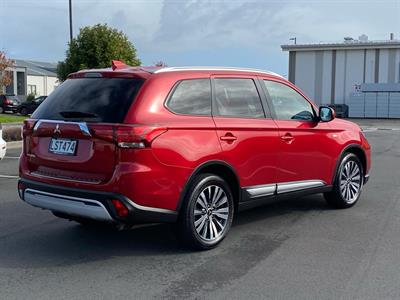 2018 Mitsubishi Outlander - Thumbnail