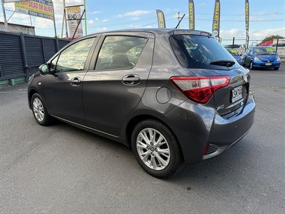 2017 Toyota YARIS - Thumbnail