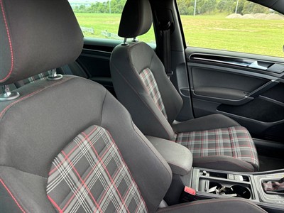 2014 Volkswagen Golf - Thumbnail