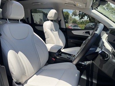 2024 Mahindra XUV700 - Thumbnail