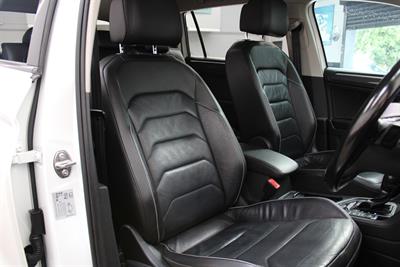 2018 Volkswagen Tiguan - Thumbnail