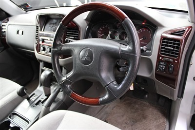 2000 Mitsubishi Pajero - Thumbnail