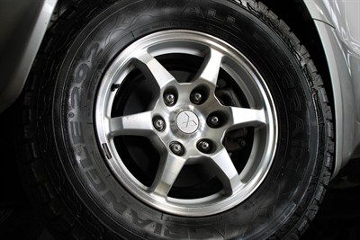 2000 Mitsubishi Pajero - Thumbnail