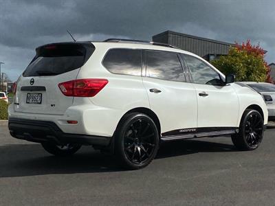 2018 Nissan Pathfinder - Thumbnail
