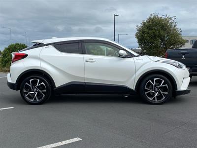 2017 Toyota C-HR - Thumbnail