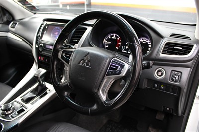 2016 Mitsubishi Pajero Sport - Thumbnail