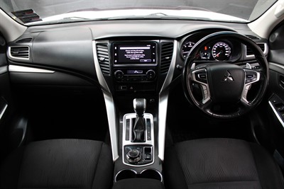 2016 Mitsubishi Pajero Sport - Thumbnail