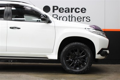 2016 Mitsubishi Pajero Sport - Thumbnail