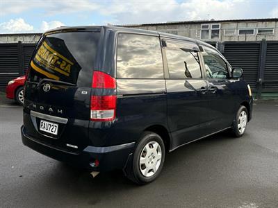 2004 Toyota Noah - Thumbnail