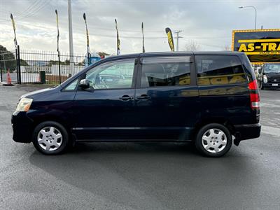2004 Toyota Noah - Thumbnail