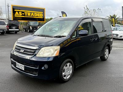 2004 Toyota Noah - Thumbnail