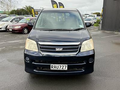 2004 Toyota Noah - Thumbnail