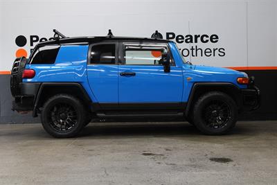 2011 Toyota FJ CRUISER - Thumbnail