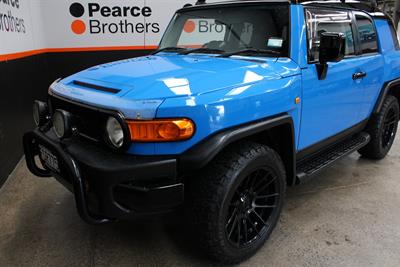2011 Toyota FJ CRUISER - Thumbnail
